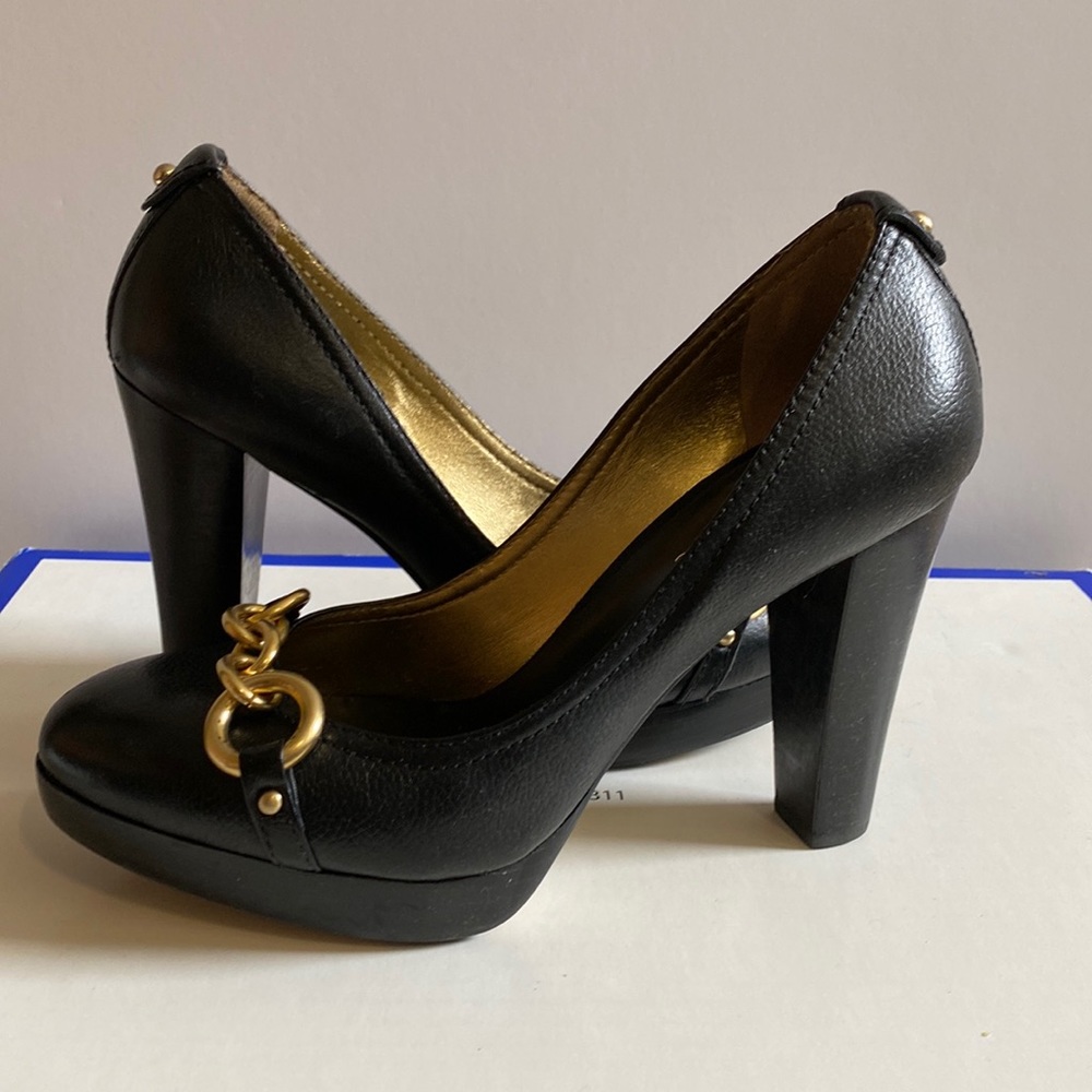 Banana Republic pumps Black leather With Gold Accents Women size 7.5